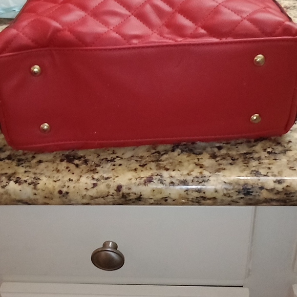 Red 👛 - Picture 2 of 5